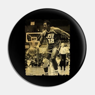 Karl Malone - Vintage Design Of Basketball Pin