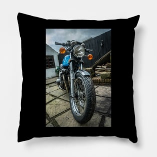 Suzuki GS750 in Blue Pillow