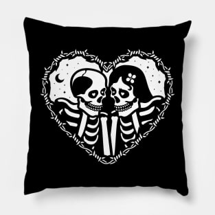 Skeletons love (black and white) Pillow