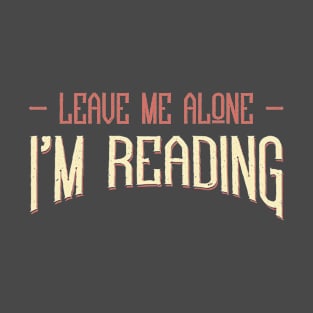 Leave me alone I´m reading T-Shirt