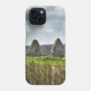 The ruins of Finlaggan seen of the reeds of Loch Finlaggan - Islay Phone Case