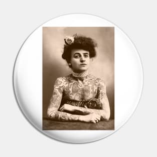 Maud Wagner, tattoo artiste (C023/2967) Pin