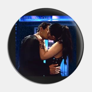 Sizzy First Kiss Music Moment Pin