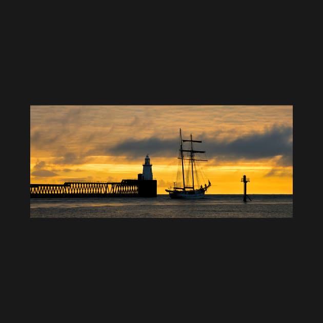 The Flying Dutchman leaving port - Panorama by Violaman