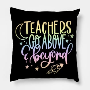 Teachers go above and beyond - inspiring teacher quote Pillow