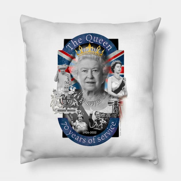 Queen Elizabeth ii Pillow by SAN ART STUDIO 