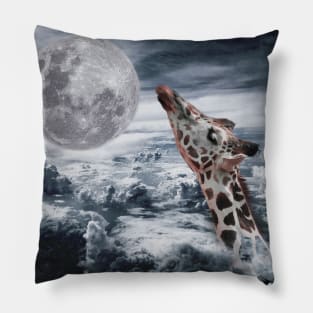 giraffe kissing the moon Pillow