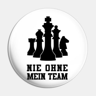 Nie ohne mein Team Chess Tshirt & Gift Pin