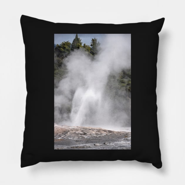 Nouvelle Zélande - Rotorua, Te Puia Pillow by franck380