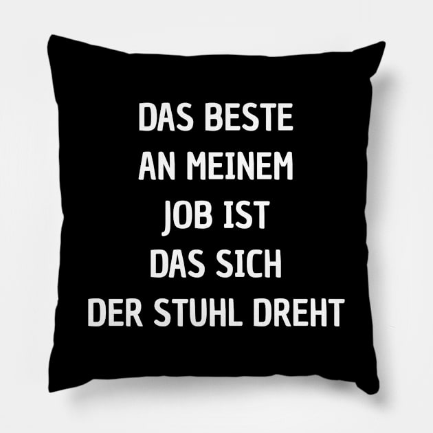 DAS BESTE AN MEINEM JOB IST DAS SICH DER STUHL DREHT Pillow by FromBerlinGift