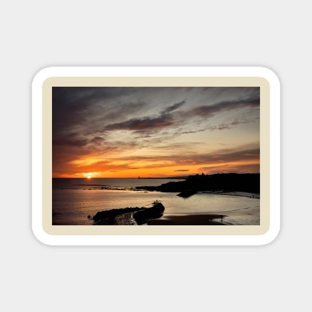 December sunrise over Cullercoats Bay Magnet by Violaman