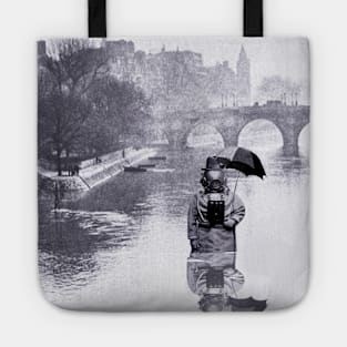 The frogman of Paris Tote