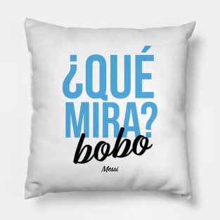 Qué Mira? Bobo Andá Pa' Allá, Messi meme Argentina fútbol Soccer Qatar 2022, Funny Argentinian Soccer Argentinian Flag Soccer Team 2022 Pillow