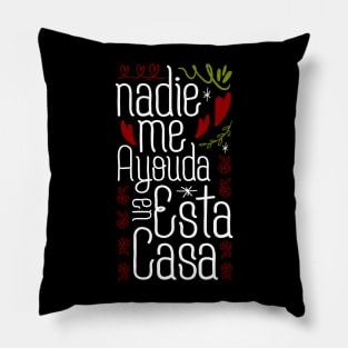 Nadie me ayuda en esta casa Pillow