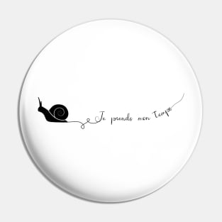 Black and white snail with French text "Je prends mon temps" Pin