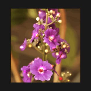 Camiseta con luces de hadas en flores moradas