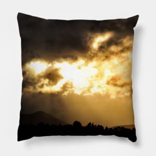 Dark and light late evening sunburst over Stirlingshire, Scotland Pillow