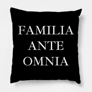 Familia ante omnia Pillow