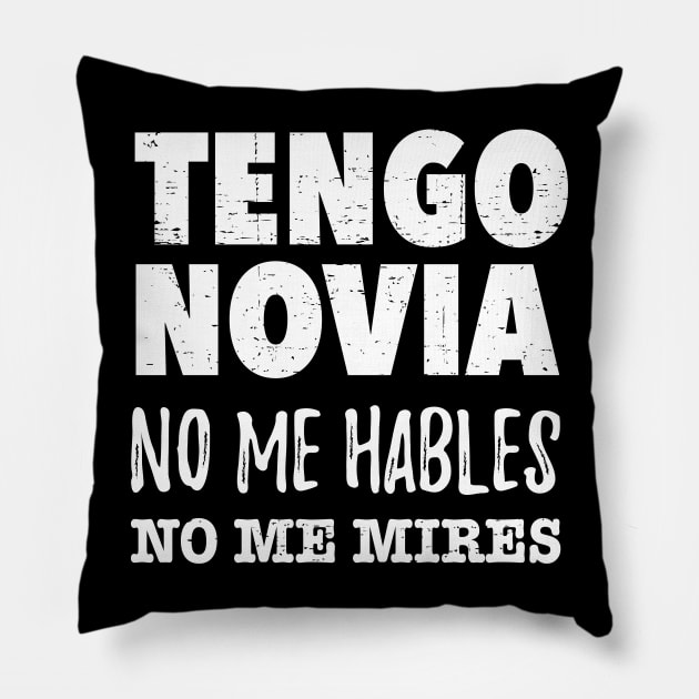 Tengo Novia, no me hables, no me mires Pillow by verde