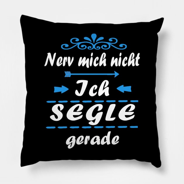 Segelboot Segeln Wind Freiheit Segeltörn Mädchen Pillow by FindYourFavouriteDesign