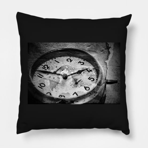 Time and Tide wait for no Man Pillow by RufderFreiheit