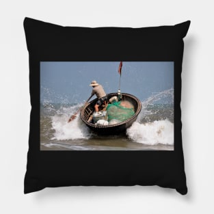 Bateau panier en bambou sur une plage du Vietnam Pillow