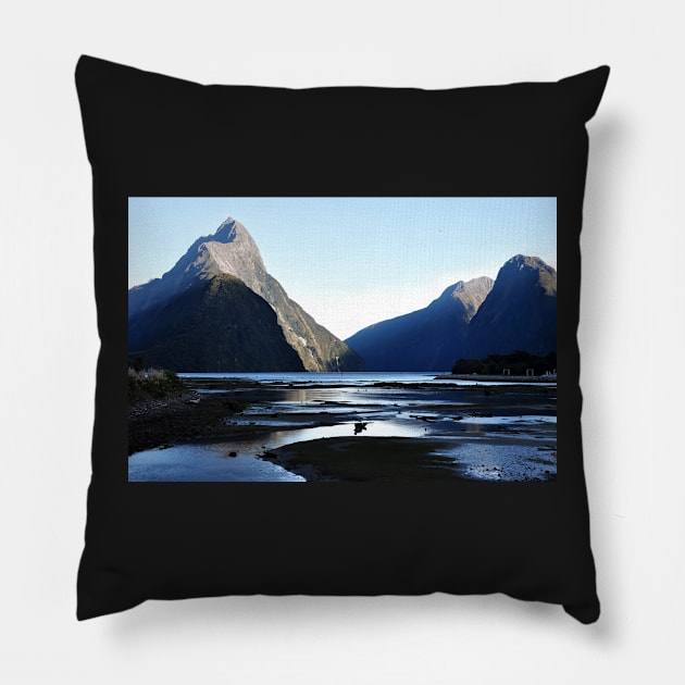 Nouvelle Zélande -  Milford Sound Pillow by franck380