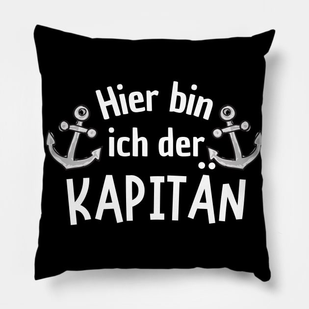 Hier bin ich der Kapitän Anker Segeln Segelboot Pillow by Foxxy Merch