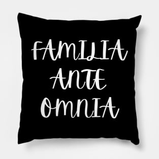 Familia ante omnia Pillow