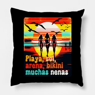 Playa, sol, arena, bikini muchas nenas Beach Vibes Retro Tee Pillow