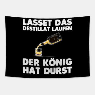 Lasset das Destillat laufen! Bier Schnaps Wein Sprüche Lustig Tapestry