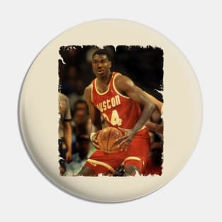 Hakeem Olajuwon - Vintage Design Of Basketball Pin