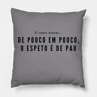 De pouco em pouco, o espeto é de pau - Classic brazilian proverb Pillow