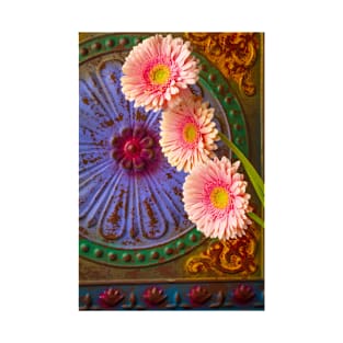 Three Pink Daisies Aaginat Tin Wall T-Shirt