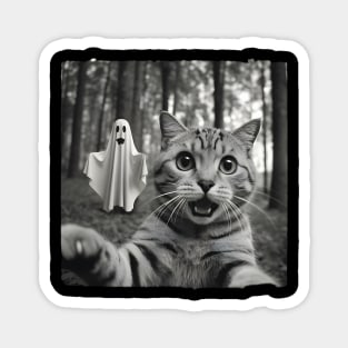 Funny Scared Cat Halloween Design – Spooky Ghost Surprise for Fall and Spooky Season Fans Magnet