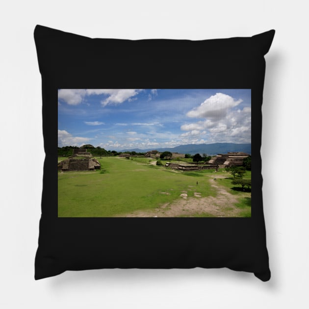 Site archéologique de Monte Alban, Oaxaca Mexique Pillow by franck380