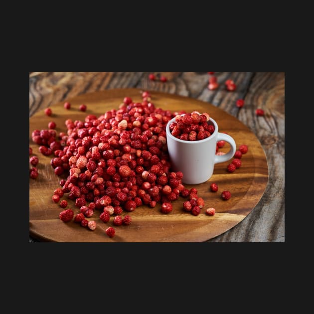 Wild strawberries in closeup by naturalis