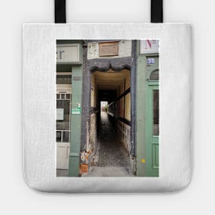 Alley through half-timbered house Tote