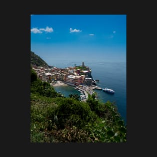 View on the cliff town of Vernazza, one of the colorful Cinque Terre on the Italian west coast T-Shirt