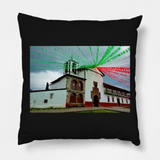 Eglise typique dans un village du Mexique Pillow