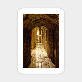 Archway Over Alley, Split Magnet