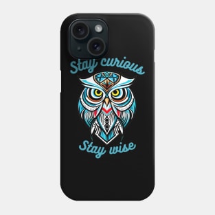 Explore and Learn: Stylized Owl T-Shirt with motto 'Stay curious, stay wise Phone Case