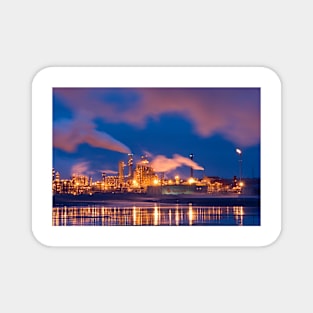 Oil refinery at night (T110/0680) Magnet