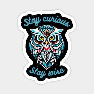 Explore and Learn: Stylized Owl T-Shirt with motto 'Stay curious, stay wise Magnet