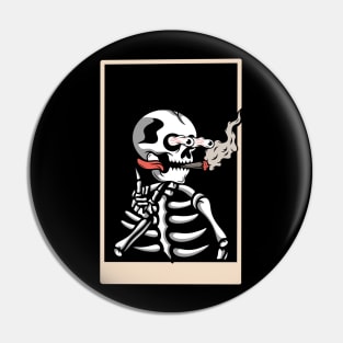Smoking skull Pin