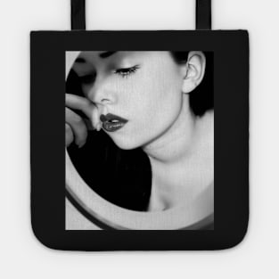 Demure Tote