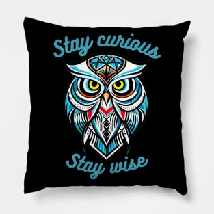 Explore and Learn: Stylized Owl T-Shirt with motto 'Stay curious, stay wise Pillow