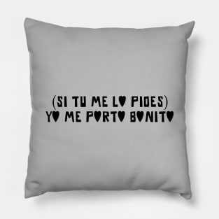 Yo Me Porto Bonito, black Pillow