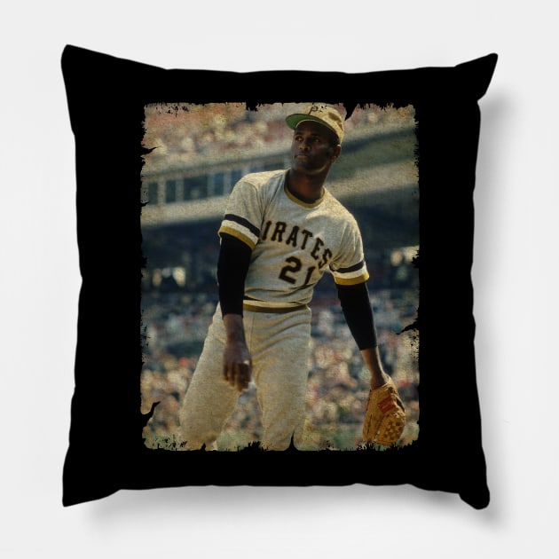 Roberto Clemente - Right Field (12) Pillow by SOEKAMPTI