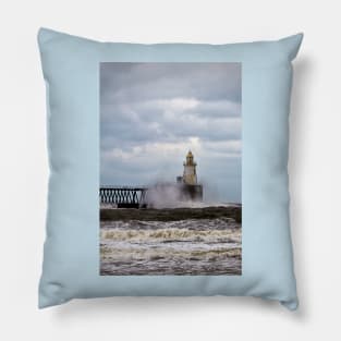 Crashing waves Pillow